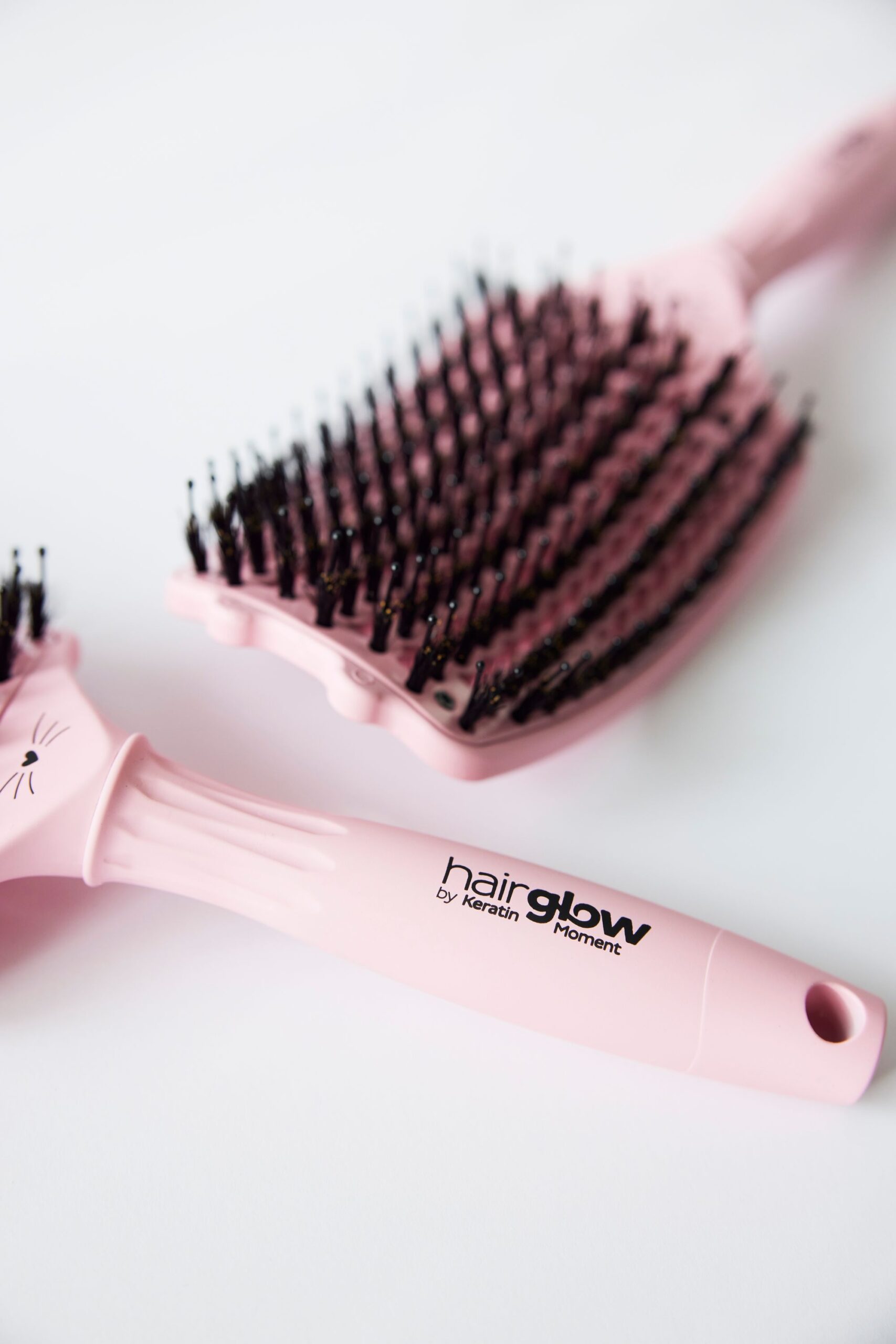 HairGlow Meow Brush - ergonomiczzna szczotka do modelowania i masażu skóry głowy HairGlow Meow Brush różowa szczotka z masującymi kulkami do skóry głowy i rozczesywania