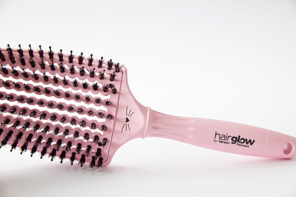 Szczotka HairGlow Meow Brush pudrowy róż - ergonomiczny uchwyt i wentylowana konstrukcja