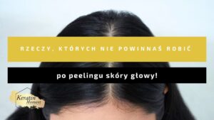 Kobieta wykonująca peeling skóry głowy w łazience, aby odświeżyć i oczyścić skórę głowy.