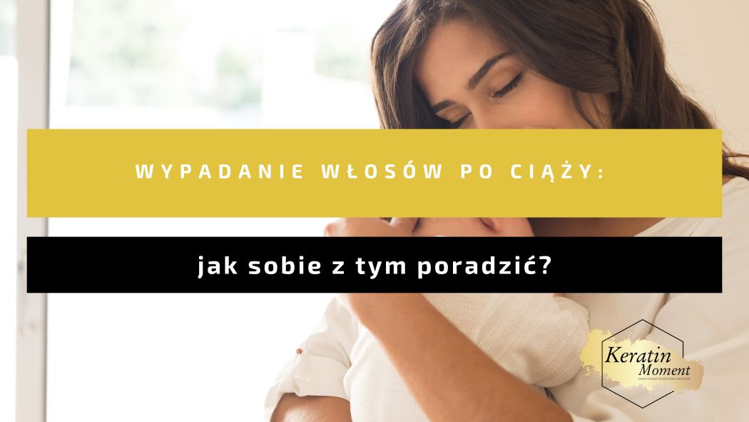 Kobieta trzymająca pasma włosów, patrząc w lustro